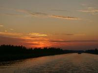 Lichtspiel am abendlichen Wolga Moskau Kanal